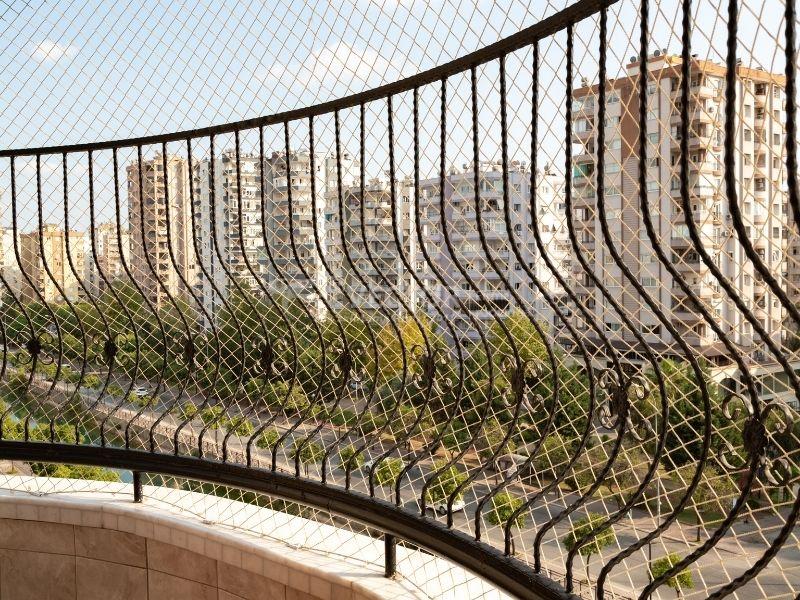 Sprzątanie zaniedbanego mieszkania w Rudzie Śląskiej - montaż siatki na balkonie